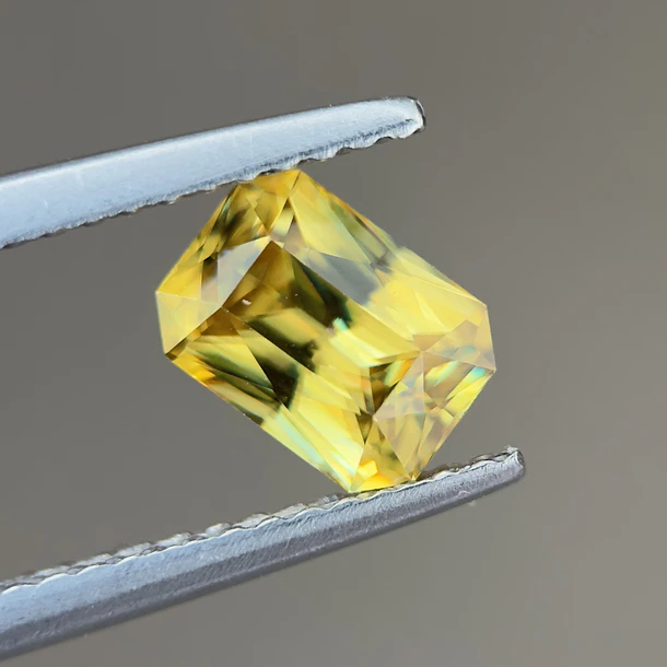 Esfeno certificado por AIG-0.97ct-6.89x4.97x3.40mm 1