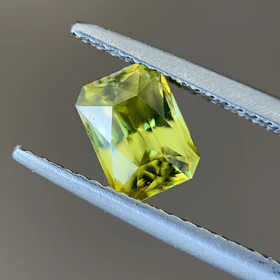 Esfeno certificado por AIG-1.18ct-7.00x5.09x3.88mm