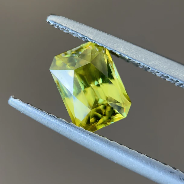 Esfeno certificado por AIG-1.18ct-7.00x5.09x3.88mm 1