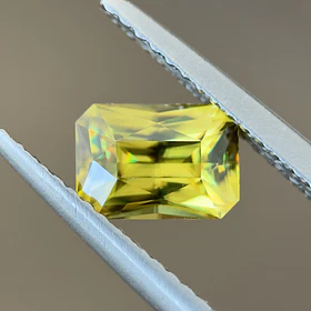 Esfeno certificado por AIG-0.97ct-6.94x4.92x3.37mm