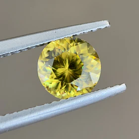 Esfeno certificado por AIG-1.06ct-6.40x6.45x4.19mm