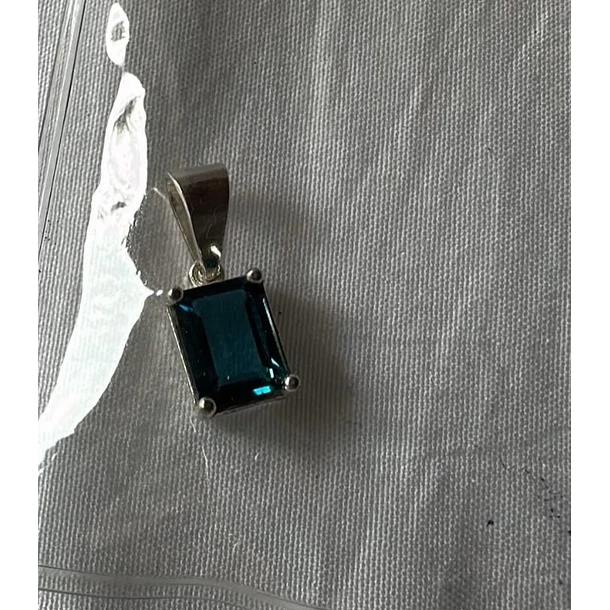 Dije sin cadena en plata con topacio london blue corte princesa 8x8mm