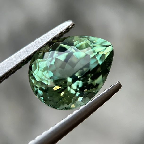 Apatita verde-2.78ct-9.5x7.6x5.9mm 2