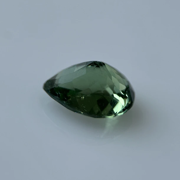 Apatita verde-2.595ct-9.4x7.1x5.9mm 2