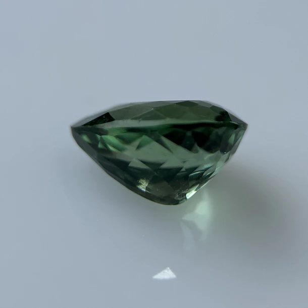 Apatita verde-2.595ct-9.4x7.1x5.9mm 3