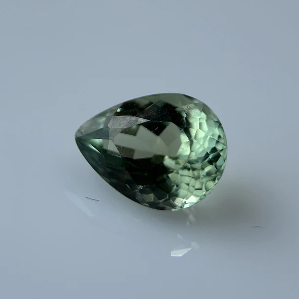 Apatita verde-2.645ct-9.8x7.5x5.7mm 1