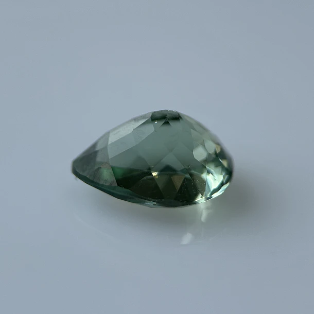 Apatita verde-2.645ct-9.8x7.5x5.7mm 2