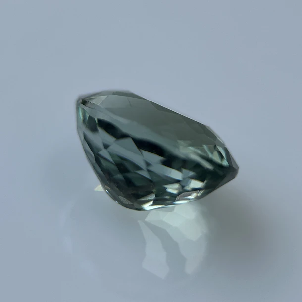 Apatita verde-2.62ct-9.1x7.3x5.4mm 2