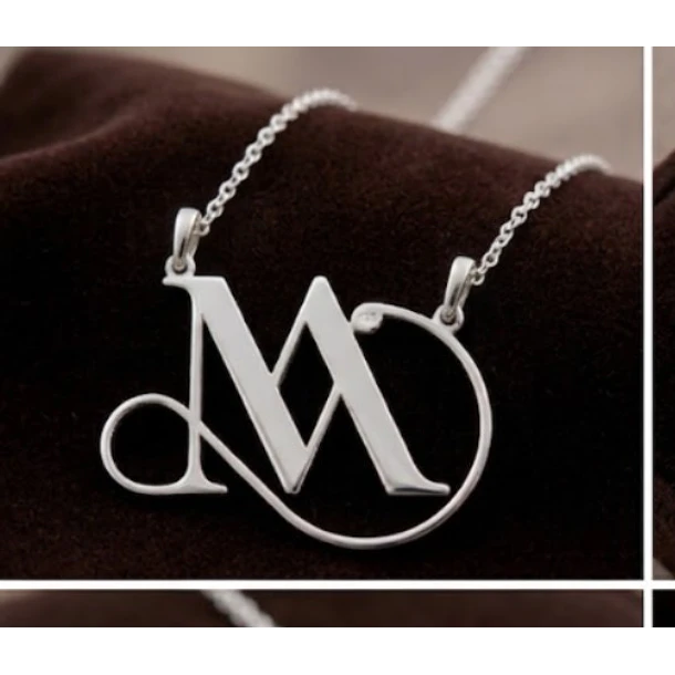 Dije logotipo MA en plata ley 925 con cadena de 45 cms