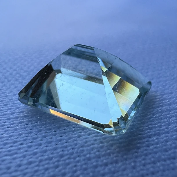 Aguamarina certificada por GIA-0.98ct7.03x5.08x3.66mm  2