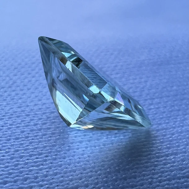 Aguamarina certificada por GIA-0.98ct7.03x5.08x3.66mm  3