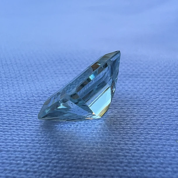 Aguamarina certificada por GIA-0.98ct7.03x5.08x3.66mm  4