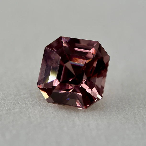 Circón natural AIG-2.82ct-7.32x7.08x5.44mm 2