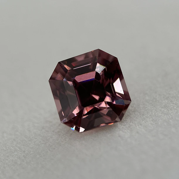 Circón natural AIG-2.82ct-7.32x7.08x5.44mm 1