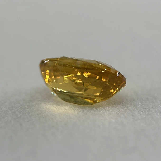 Circón natural AIG-1.54ct-8.01x5.11x3.83mm 3