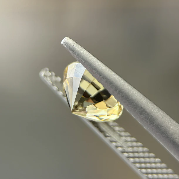 Circón AIG-2.70ct-7.72x7.65x4.96mm 2