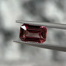 Granate malaya AIG-2.48ct-9.14x6.06x4.38mm