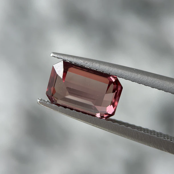 Granate malaya AIG-2.48ct-9.14x6.06x4.38mm 3