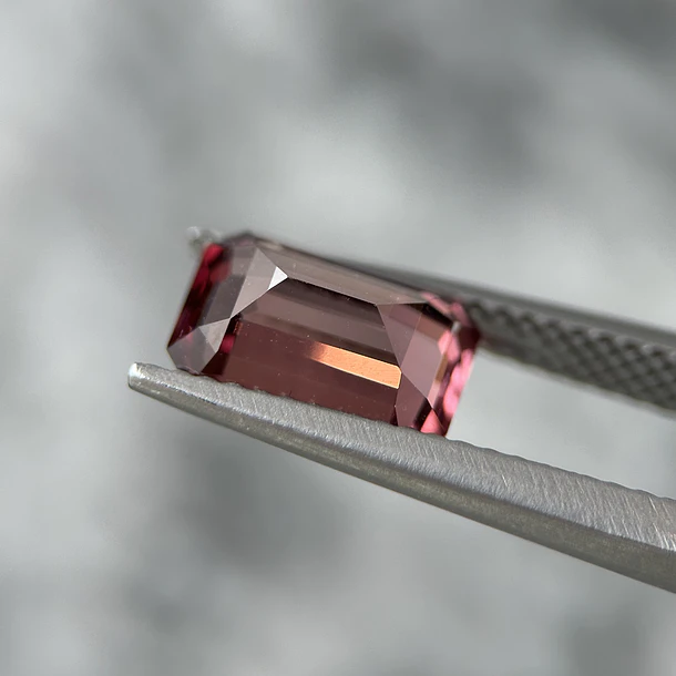 Granate malaya AIG-2.48ct-9.14x6.06x4.38mm 2