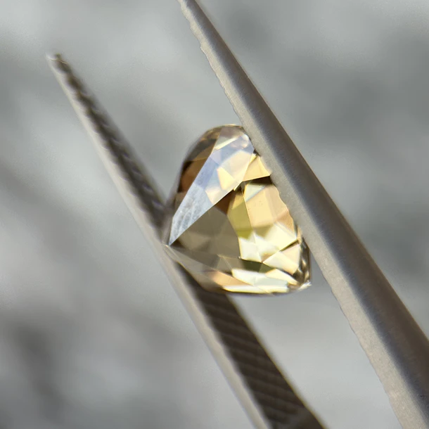 Çircón AIG-3.24ct-8.09x8.35x5.69mm 2