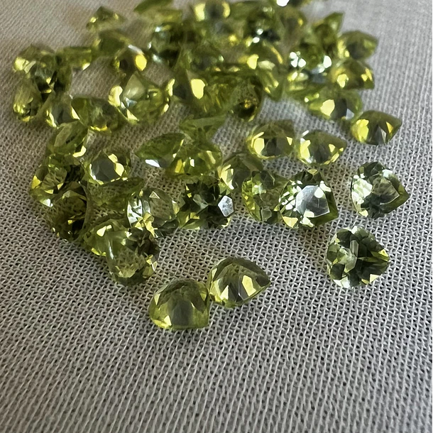 Lot 5 Peridoto-0.090ct-3x2.8mm