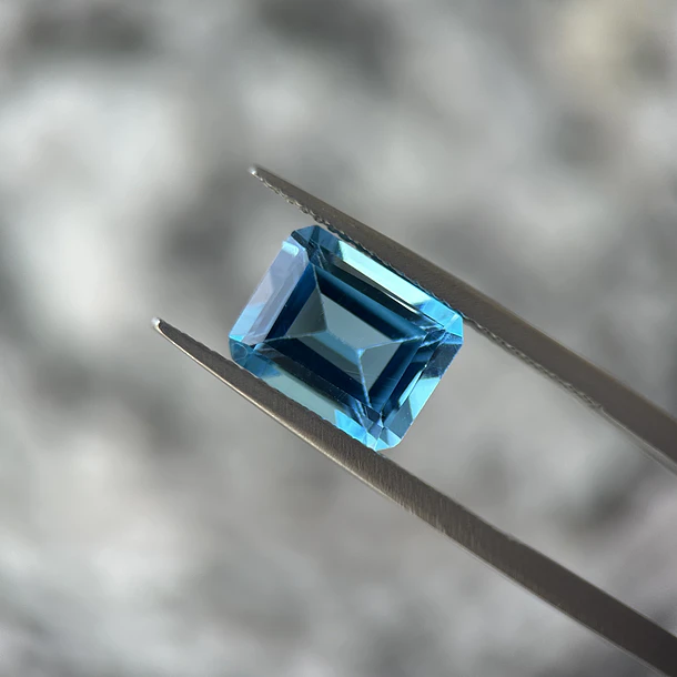 Topacio suizo-3.76ct-9.8x7.8x5.2mm 1