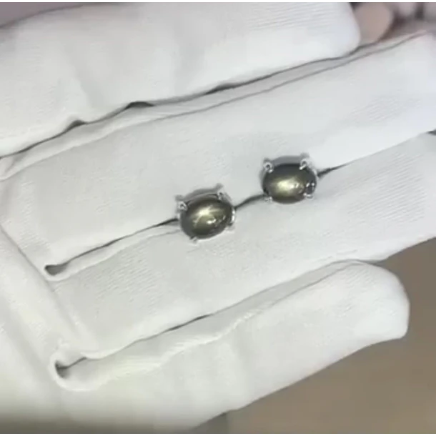 Broqueles en plata ley 925 con baño y zafiro estrella cabujon oval