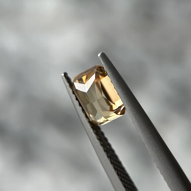 Circón natural gold-2ct-6.9x5.4x4.2mm 2