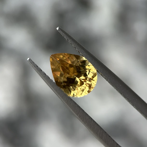 Circón natural gold-2.03ct-8.4x6.1x4.2mm 1