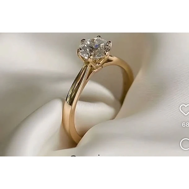 Anillo solitario en oro amarillo talla 7 con una moissanita trillon 6x6mm