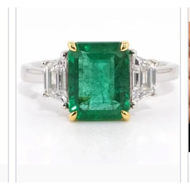 Anillo en oro amarillo de 14k con esmeralda y moissanitas. Talla 7.5