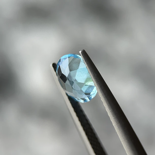 Topacio suizo-1.76ct-8.2x5.9x4.2mm 3