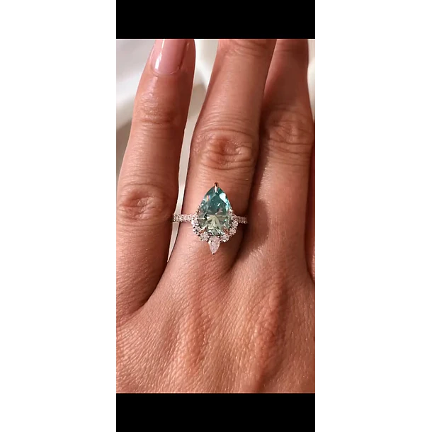 Anillo con Aguamarina y Moissanitas en oro blanco de 10k y talla 6.5