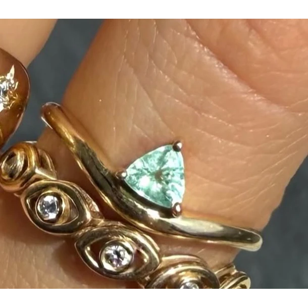 Anillo solitario en oro amarillo 14k talla 6 con turmalina paraiba corte trillon 6.82x6.49mm 