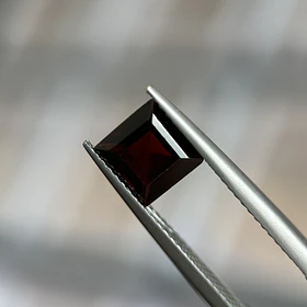 Granate rojo–1.71ct–6.8x6.8x3mm