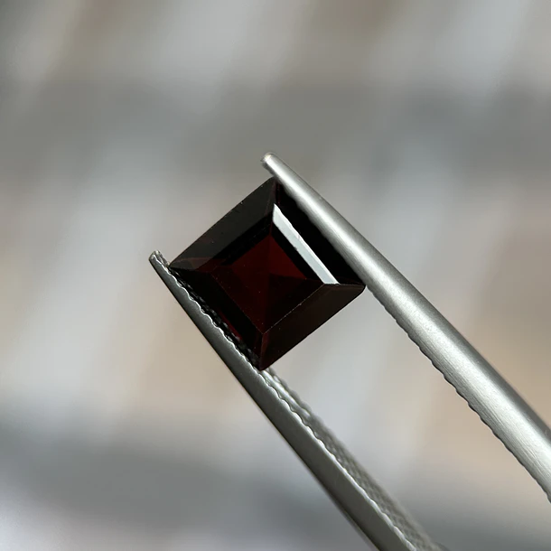 Granate rojo–1.71ct–6.8x6.8x3mm 1