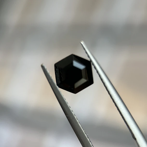 Espinela negra-1.42ct-7.7x6.5x5.1mm 1