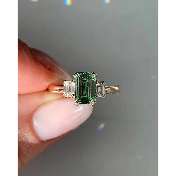 Anillo en oro blanco 10k talla 5.5 con tanzanita octágono 6x4x2.9mm y moissanita corte esmeralda 3x1.5mm 