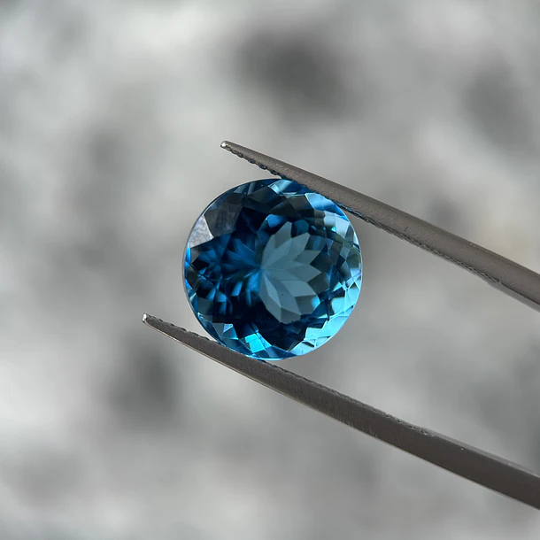 Topacio suizo–8.76ct–12.1x12.1x8mm 1