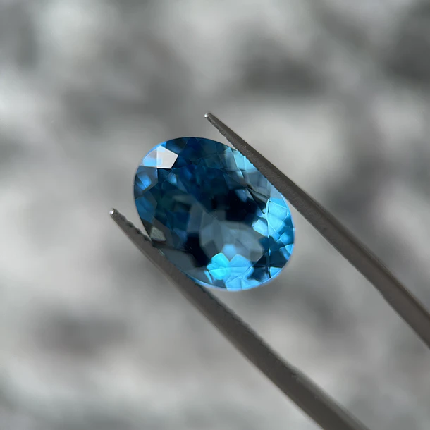 Topacio suizo–8.31ct–14.7x10.7x6.8mm 1