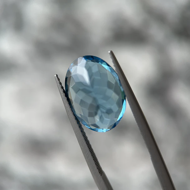 Topacio suizo–8.31ct–14.7x10.7x6.8mm 3
