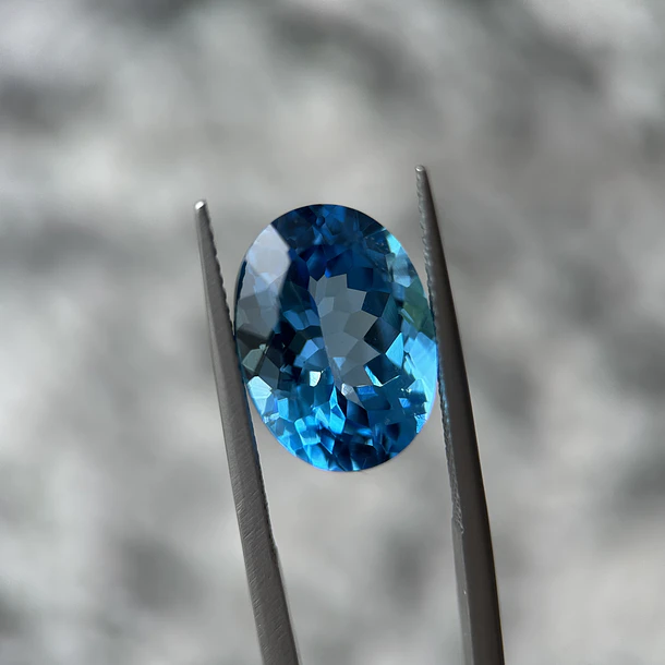 Topacio suizo–10.98ct–15x11.8x8.3mm 1
