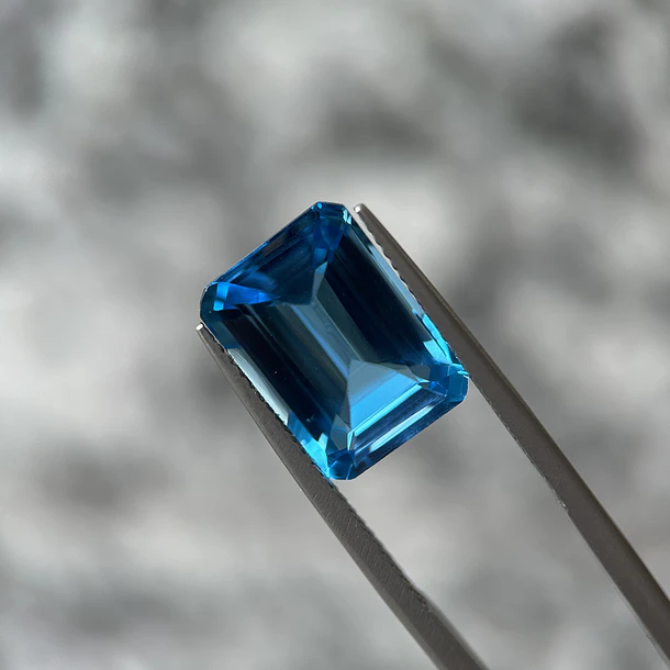 Topacio suizo–9.28ct–13.9x10x6.6mm 1