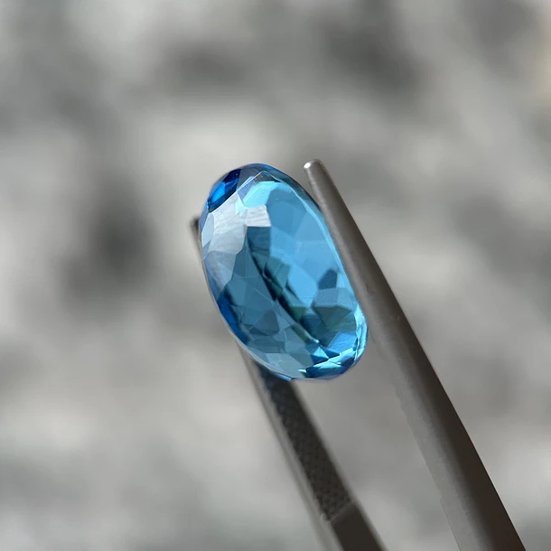Topacio suizo-8.83ct–14.1x10.2x7.2mm 2