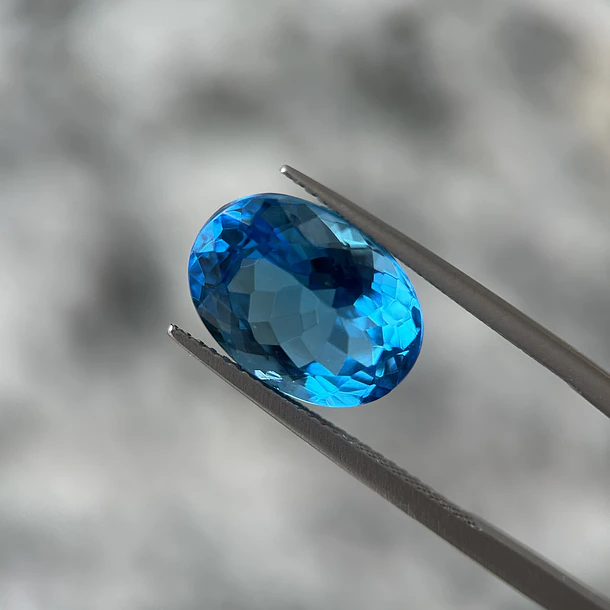 Topacio suizo-8.83ct–14.1x10.2x7.2mm 1