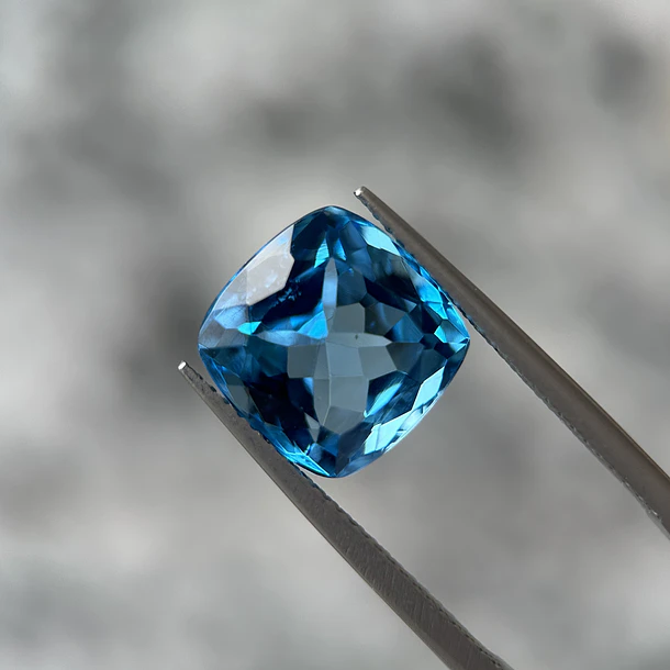 Topacio suizo–8.37ct–11x11x7.5mm 1