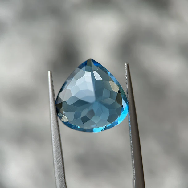 Topacio suizo–9.03ct–13x13x8mm 2