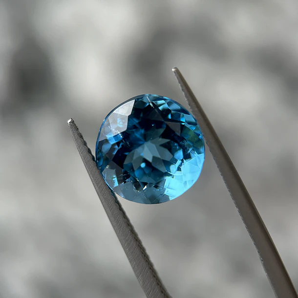 Topacio suizo–6.32ct–10.7x10.7x7.4mm 1