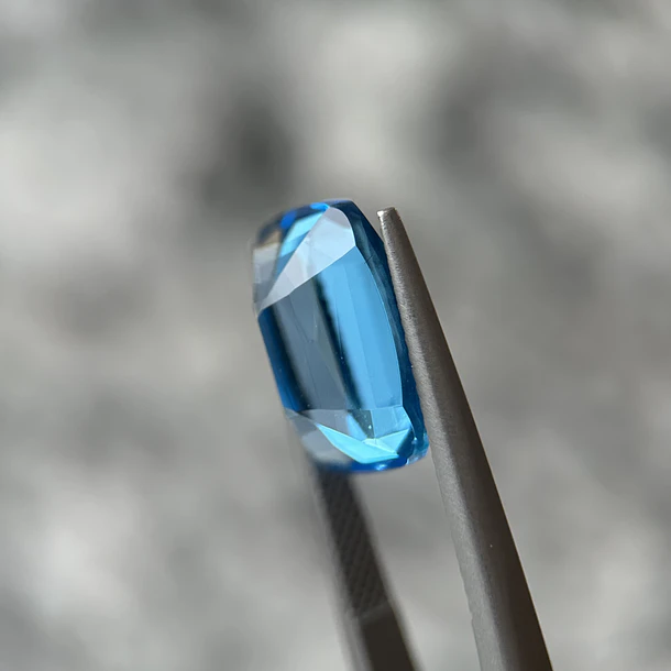 Topacio suizo–8.45ct–14x9.8x6.5mm 3