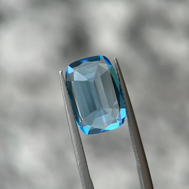 Topacio suizo–8.45ct–14x9.8x6.5mm 2
